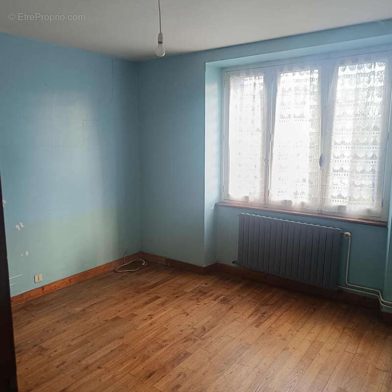 Maison à NEANT-SUR-YVEL