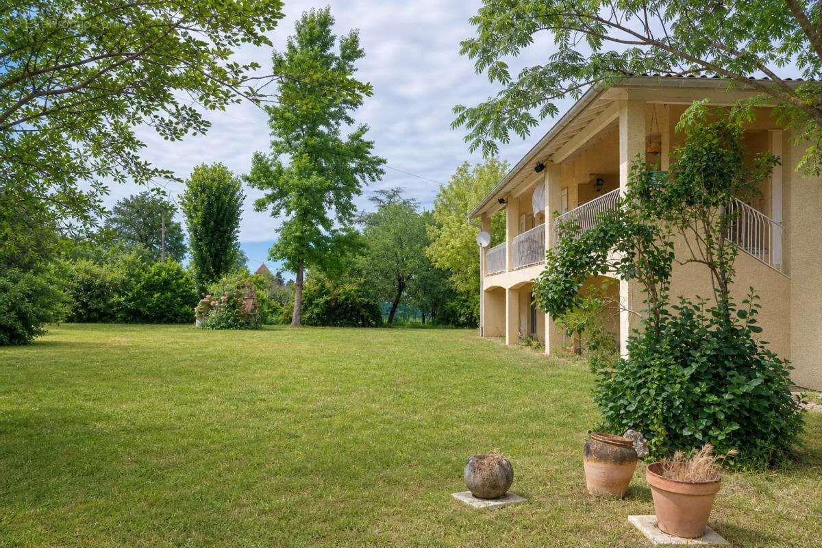 Maison de 10 pièces de 222 m² à Saint-Etienne-de-Tulmont - photo 19