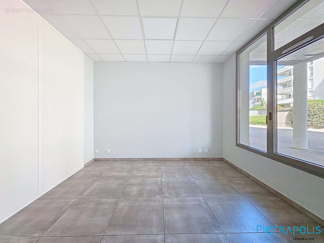 Commerce à SAINT-GENIS-POUILLY