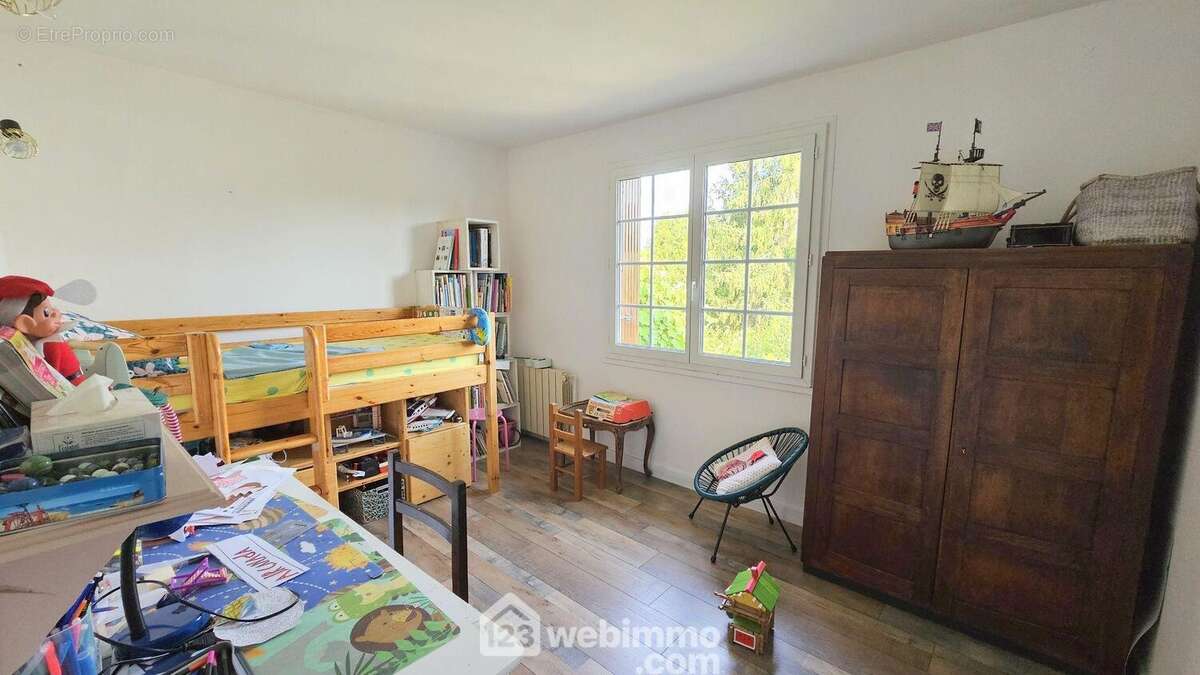 Une chambre de 11 m² toute parquetée.