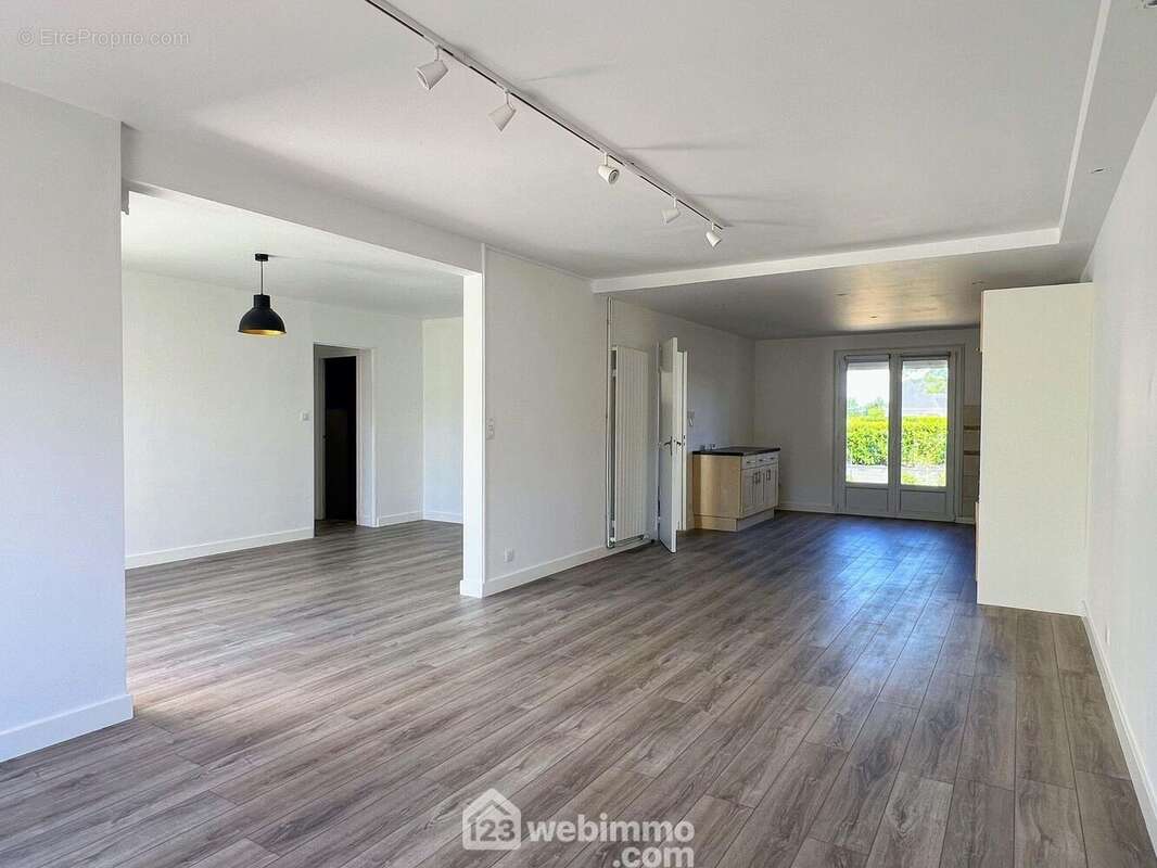 La maison dispose d'une belle pièce de vie... - Maison à BRAIN-SUR-L'AUTHION