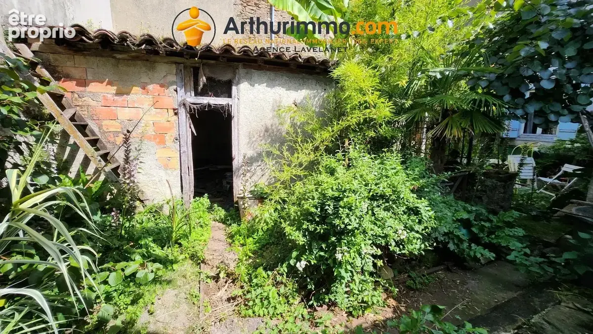 Grande maison de village de caractère à rénover avec jardin clos de murs. - photo 14