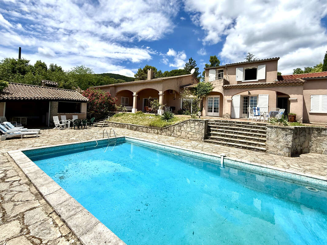Propriété de 364 m2 sur un terrain de 6 600 m2 - photo 2