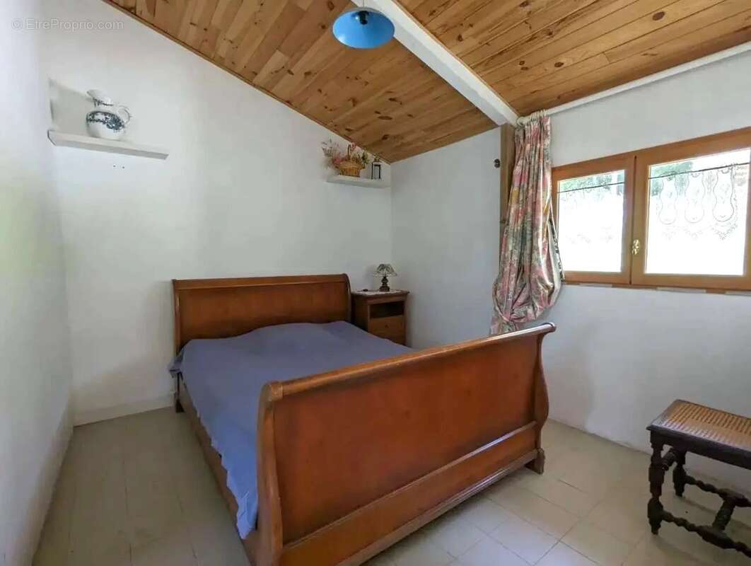 Propriété 2 maisons - Terrain 55330 m² - photo 9