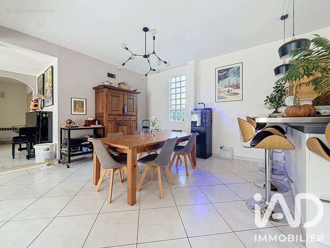 Maison 178 m² à Saint-Prix  - photo 2