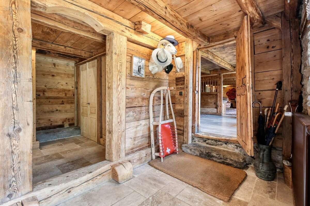 Maison 364 m² à Demi-Quartier  - photo 5