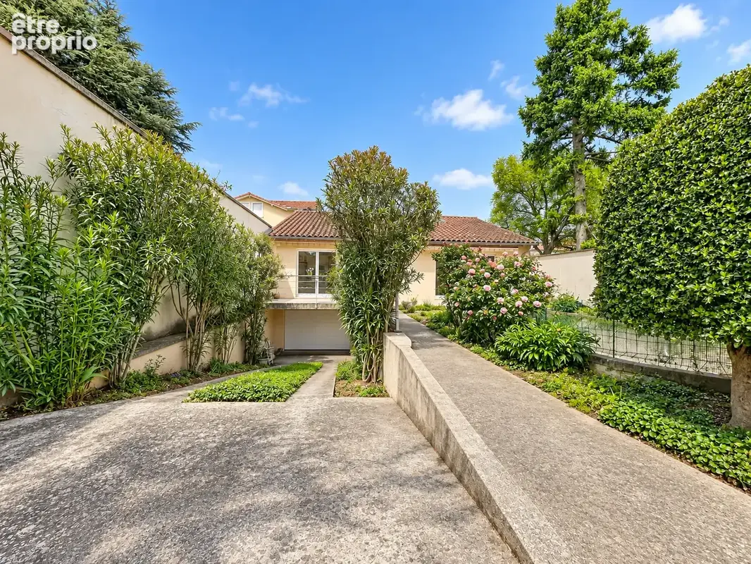 Entre calme résidentiel et proximité immédiate de tout, cette maison familiale n'attend que vos projets. - photo 3