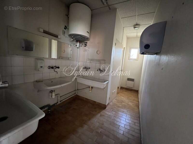 Commerce à NAZELLES-NEGRON