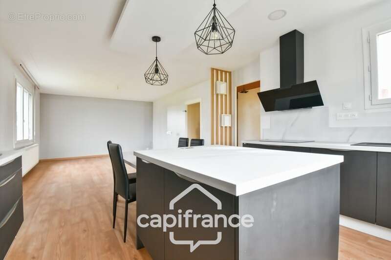 Maison à vendre entièrement rénovée, 6 pièces SAINT JEAN D'ANGELY (17), proche commerces avec jardin et garage - photo 7