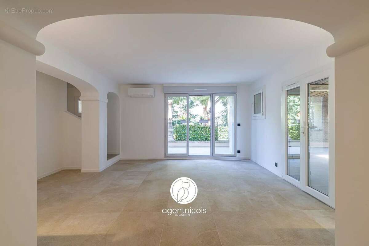 Appartement à SAINT-LAURENT-DU-VAR