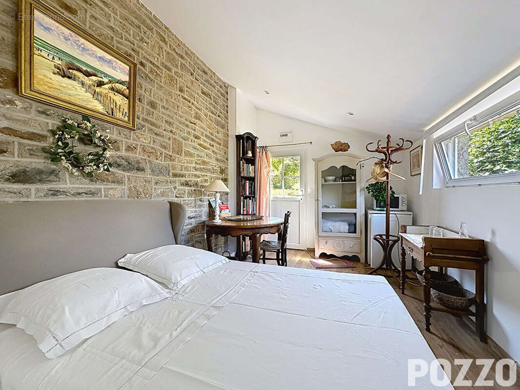 A Vendre - Maison en pierres avec chambre d'hôtes - 7 pièce(s) 150 m² - Terrain d'environ 2196 m² - photo 9