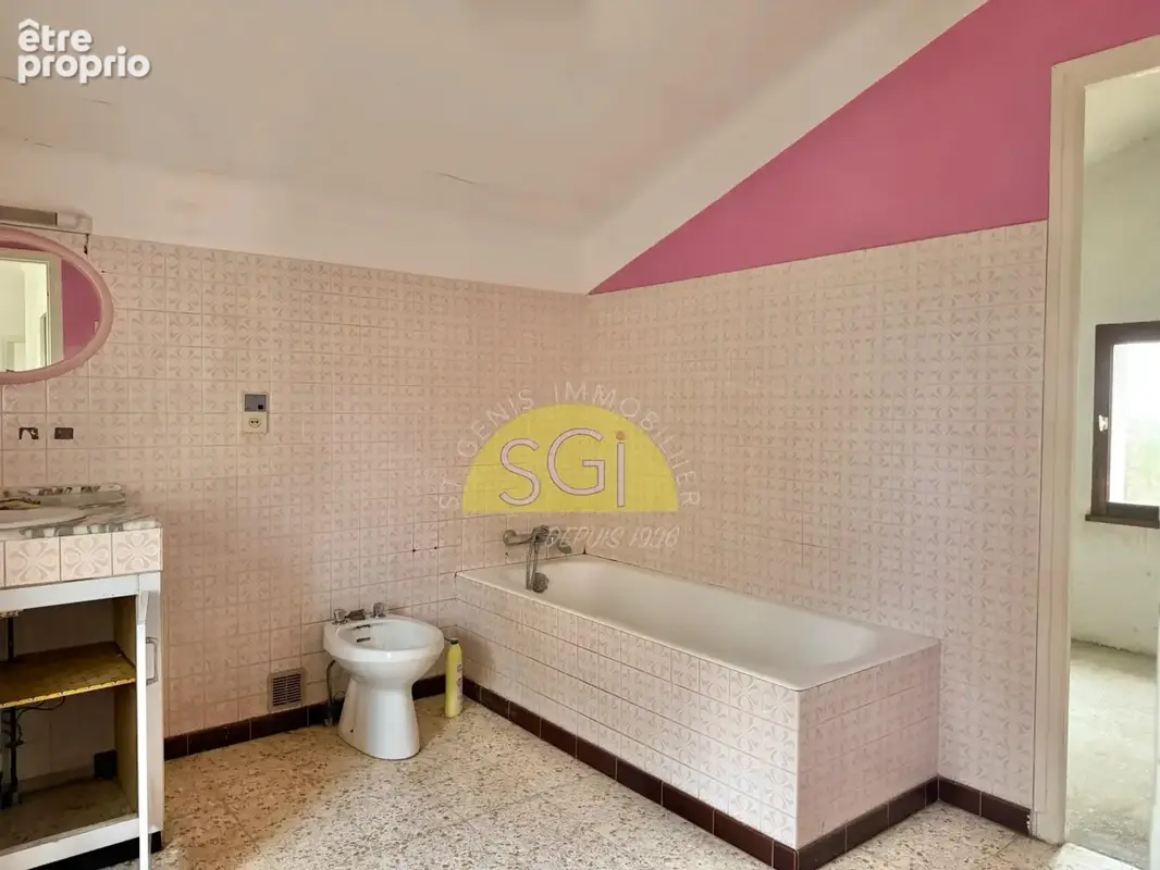 Maison sur 1628 m2 de terrain avec 2 garages et avec piscine . - photo 12
