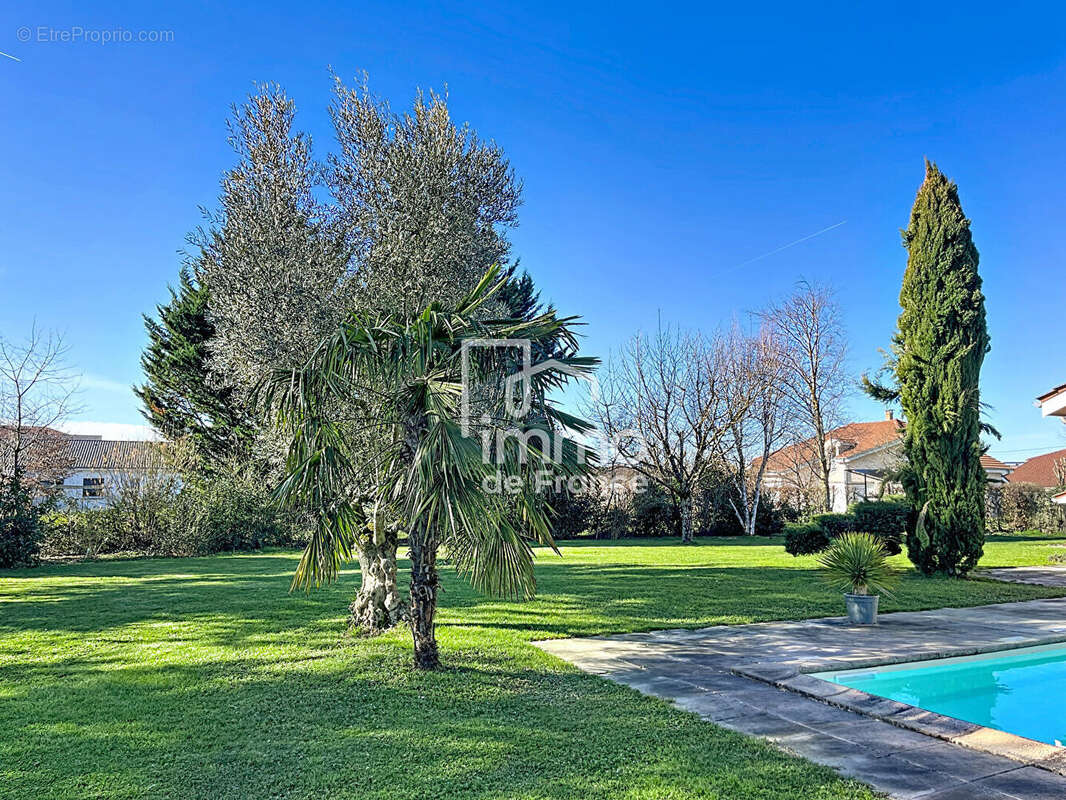 Maison à SAINT-DENIS-LES-BOURG