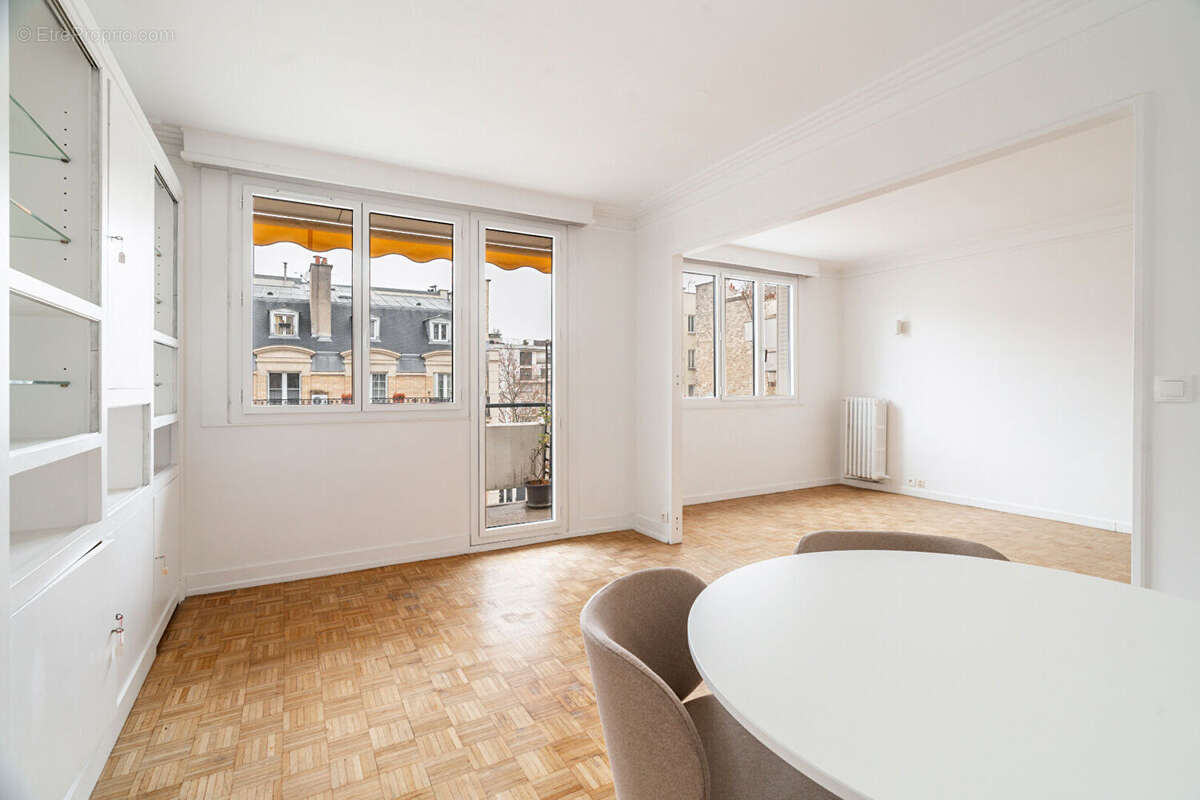 Appartement à PARIS-16E