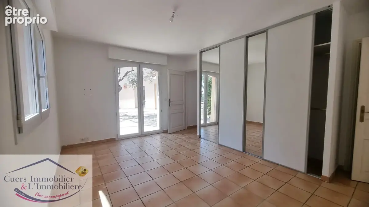 La crau, propriete  avec 2 logements developpant 337m2 habitables, avec piscine - photo 15