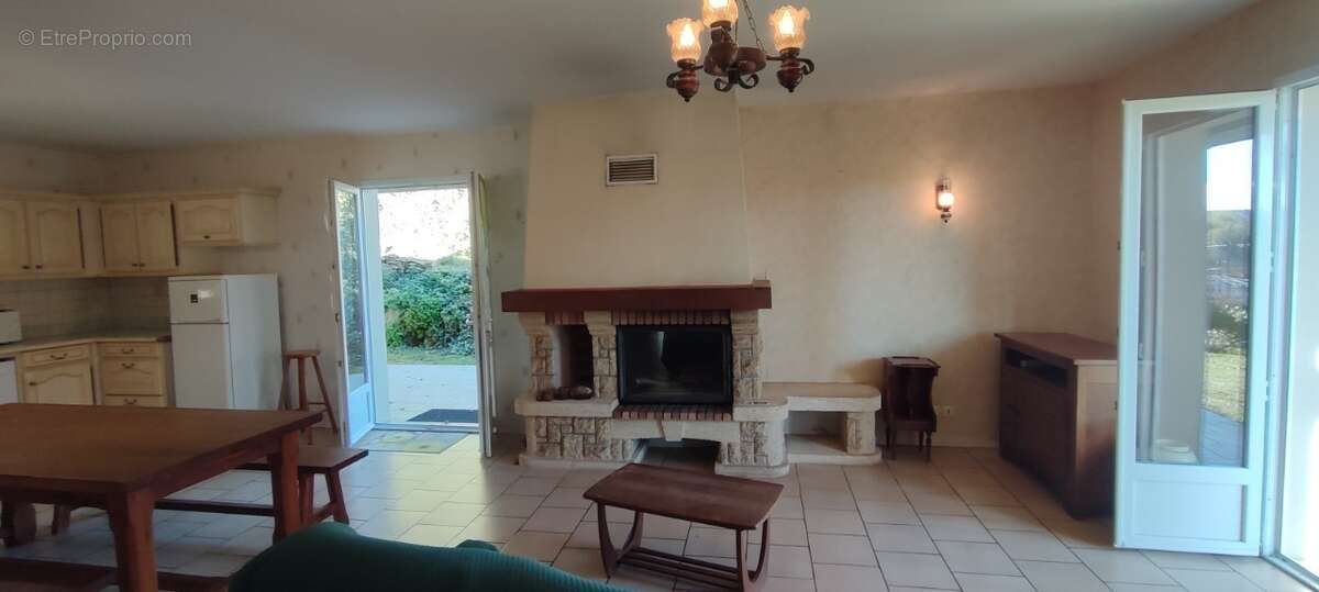 Maison à MAUZAC-ET-GRAND-CASTANG