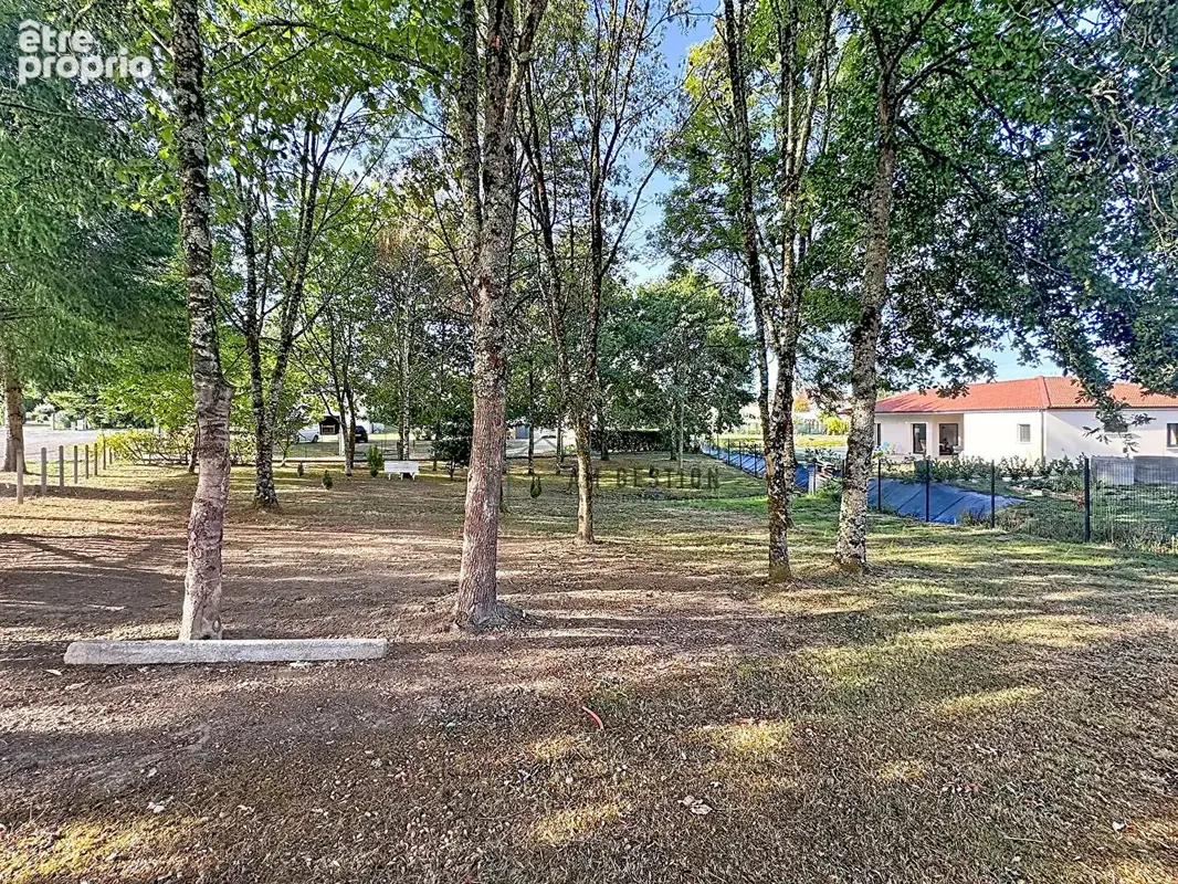 Photo Terrain à Verneuil-Sur-Vienne au prix de 55 000€