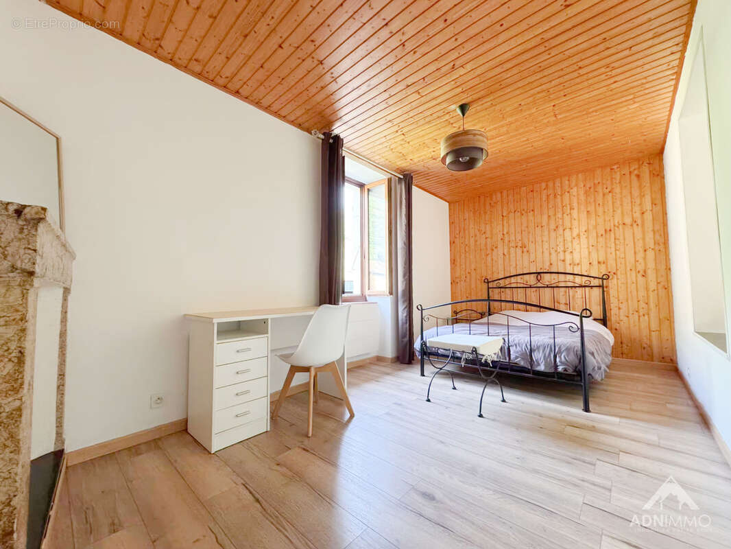 Appartement à COLLONGES