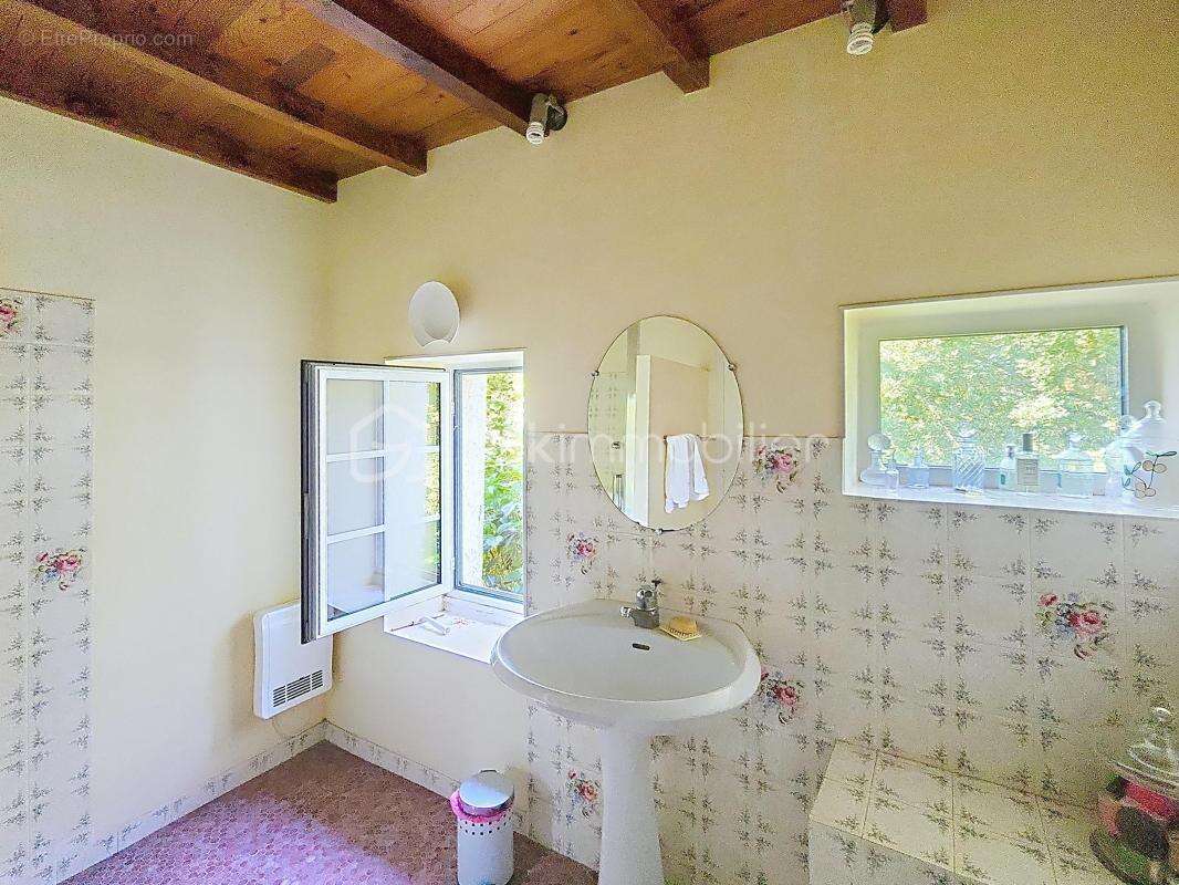 Du cachet et du charme pour cette confortable maison de 181m2. sur 1.1 hectare de terrain - photo 15