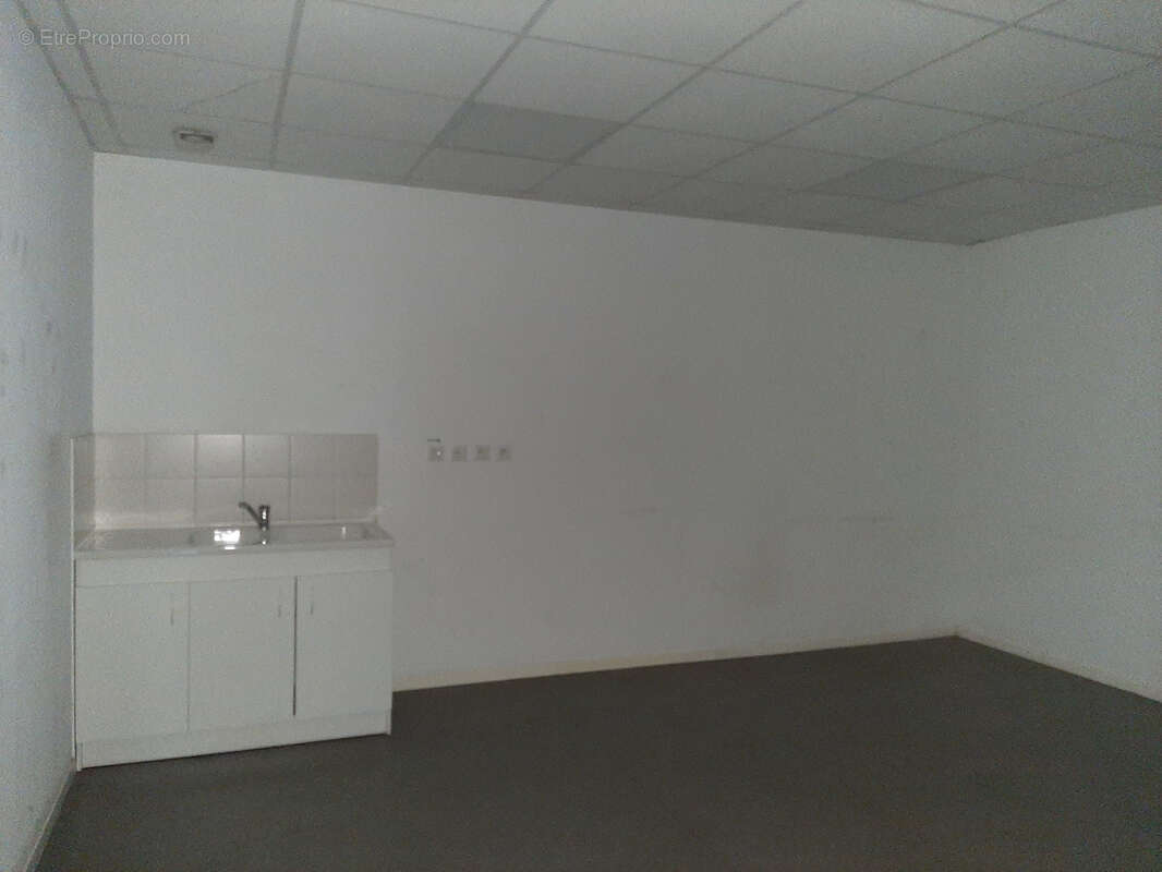 Commerce à SAINT-SAUVEUR-DE-MONTAGUT