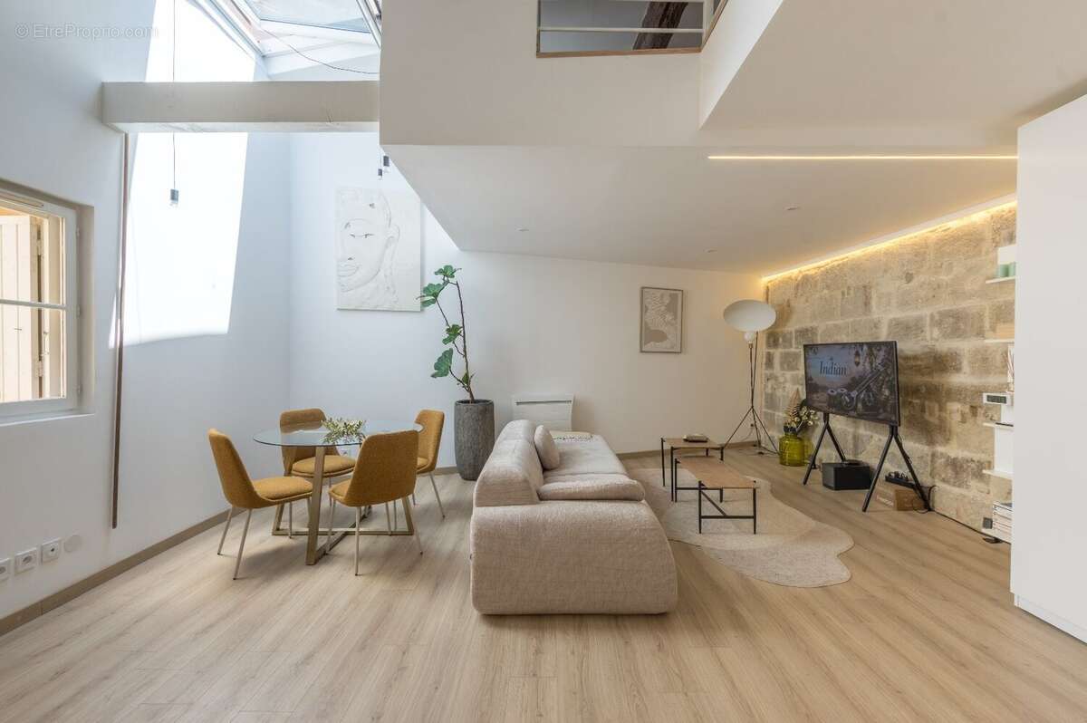 Appartement loft rénové avec mezzanine et belle hauteur sous plafond dans l'Écusson de Montpellier - photo 2