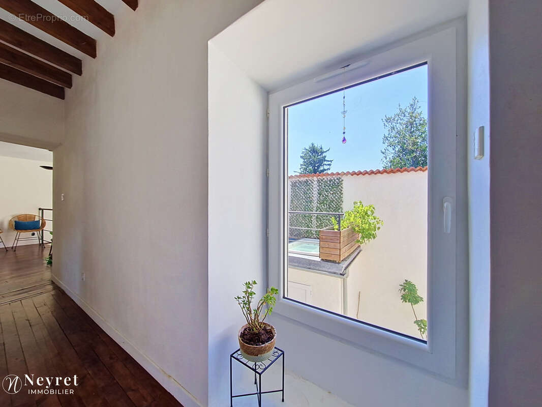 Communay - Maison de ville 151m2 - 4 chambres avec espace bureau - Cour privative de 35m2 - photo 9