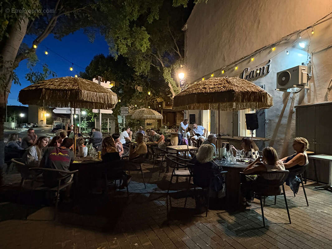 Affaire rare bar brasserie pmu licence iv 70 m2 emplacement a fort passage terrasse idealement situe a st cyr -sur-mer - photo 2