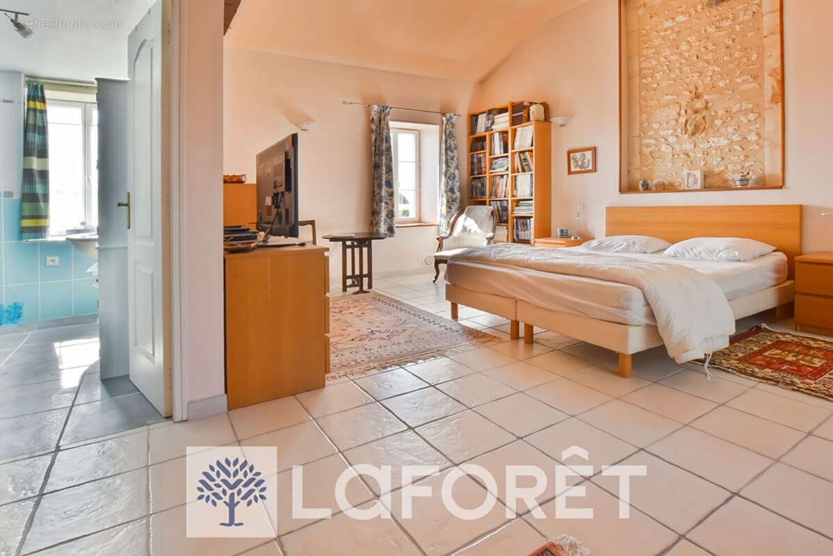 Maison à SAINT-GENIS-DE-SAINTONGE