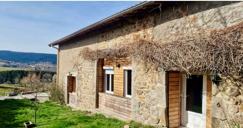 Sous compromis - Maison en pierres 160 m2 dans un environnement préservé avec vue ! - photo 2