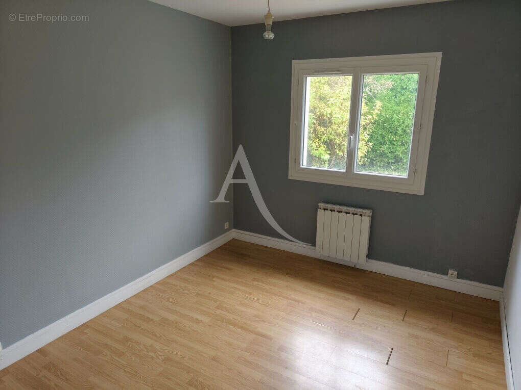 Maison à SAINT-LAURENT-DE-LA-PREE