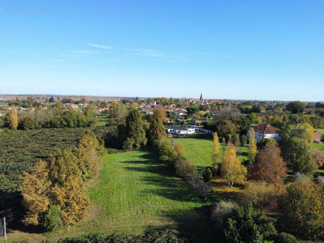 Terrain à SAINT-NICOLAS-DE-LA-GRAVE