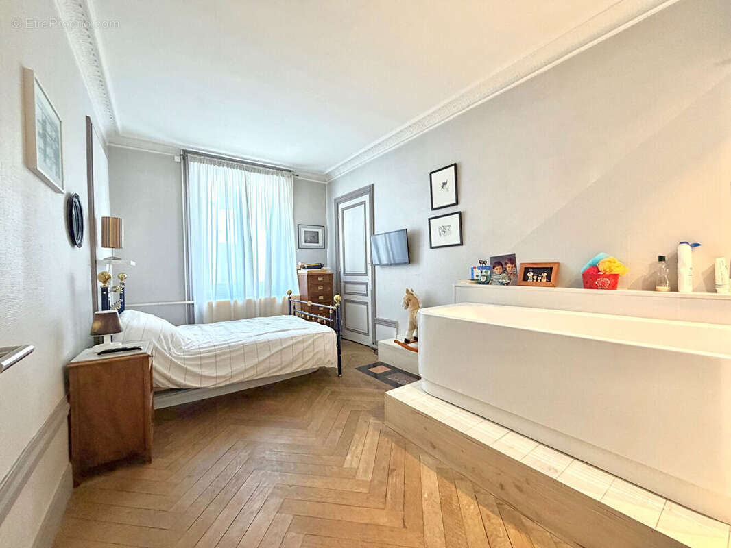 Magnifique appartement haussmannien rénové de 130 m² - photo 6