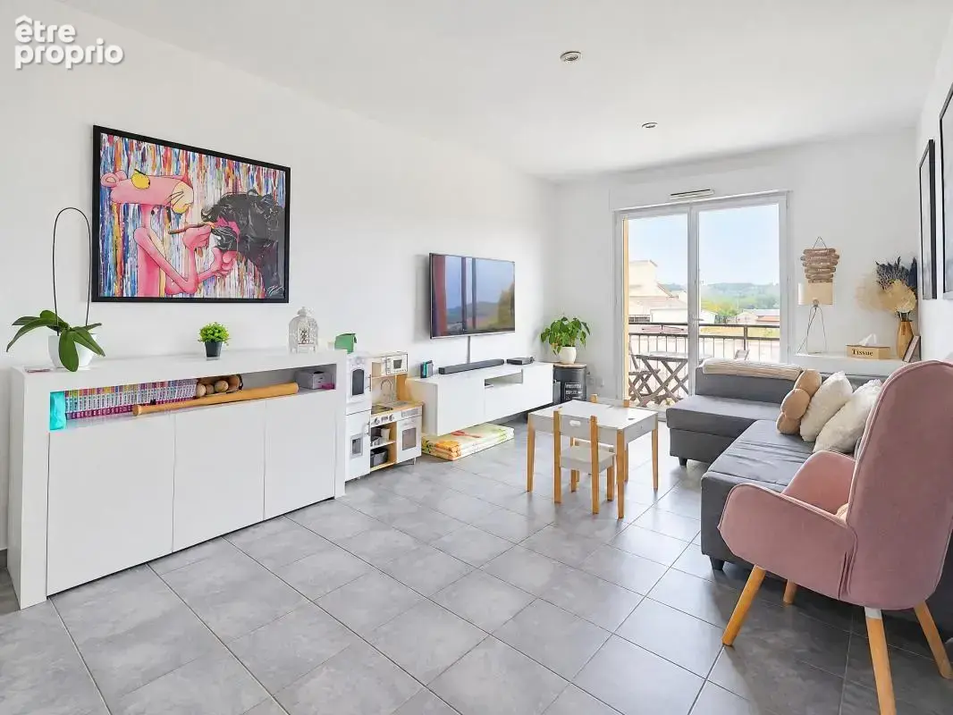 Appartement - 2 Chambres - Cave - 1 Place de stationnement privative - Balcon - Jolie vue dégagée - Proche commerces - photo 4