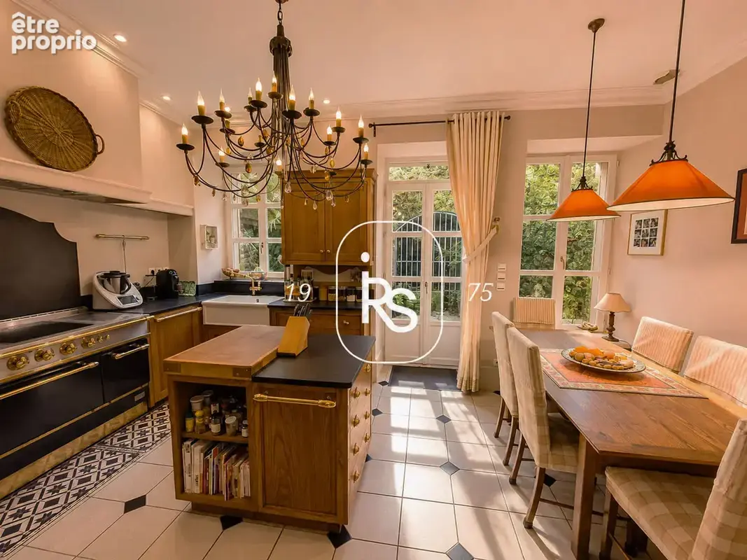 Une maison de Maître du 19ème de 219 m2 avec un parc dev1934 m2, une piscine, une dépendance et un garage. - photo 6