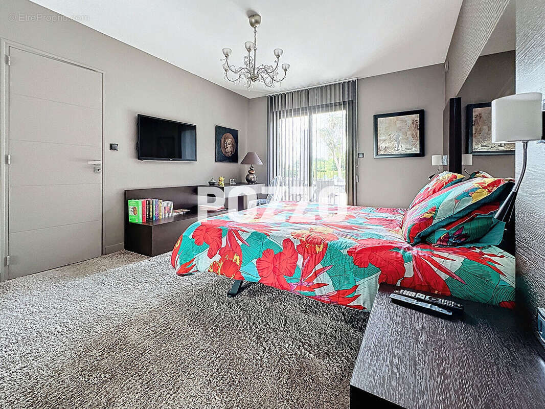 A Vendre - AVRANCHES - Maison 7 pièce(s) 300 m² - Parc paysager - Piscine - Garage - photo 13