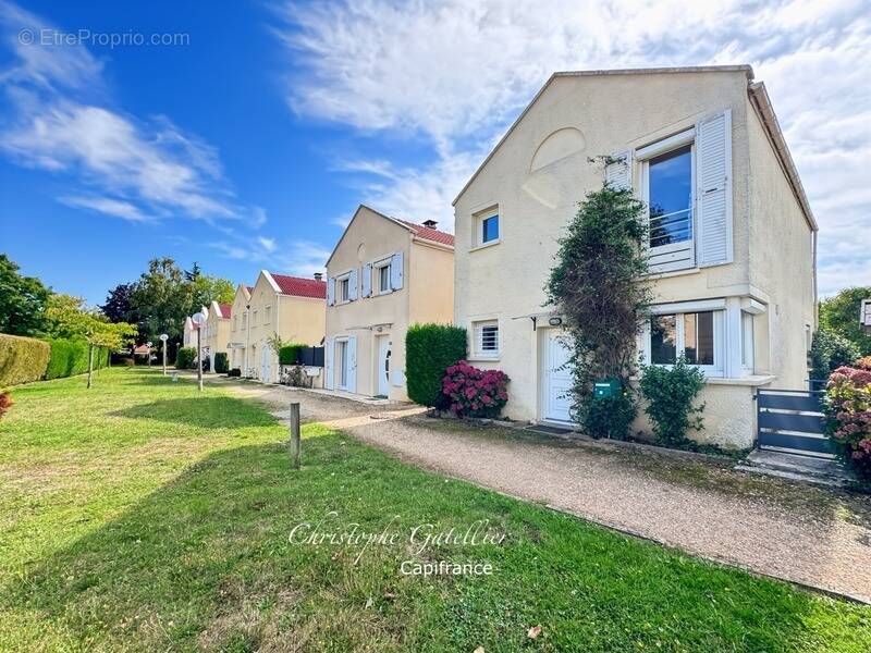 Maison à VOISINS-LE-BRETONNEUX