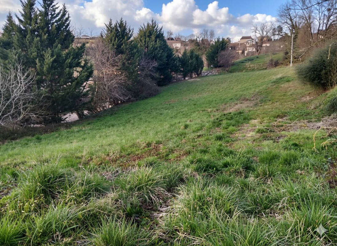 Terrain à SERRES-SAINTE-MARIE