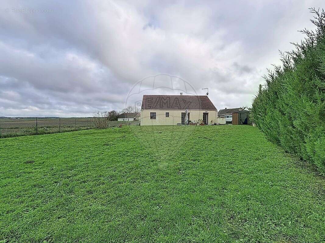 Maison à VILLETHIERRY