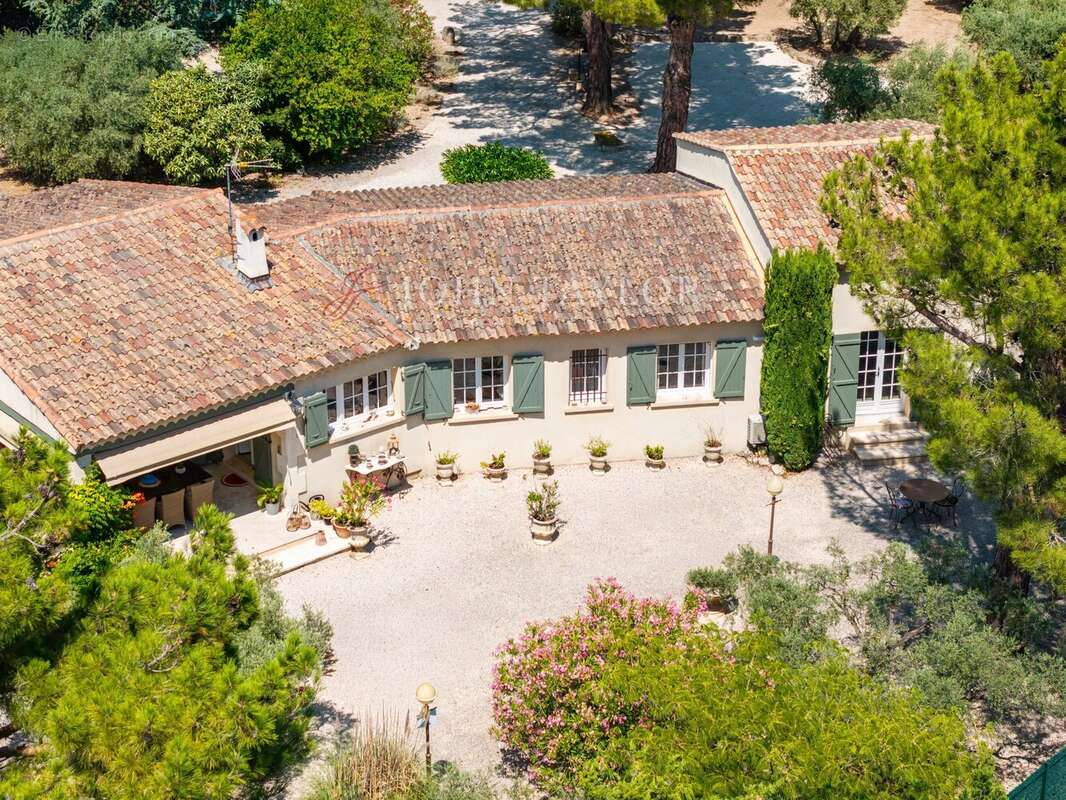 À vendre – Villa de plain-pied avec dépendances et piscine – Mouriès, à proximité de Maussane-les-Alpilles - photo 16