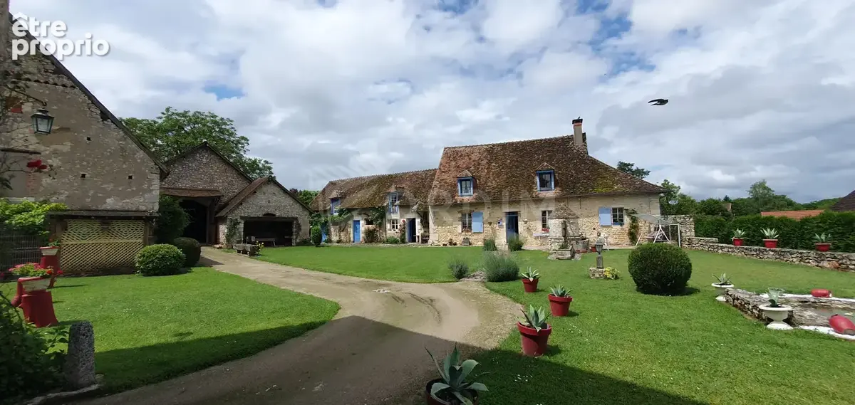Authentique propriété en pierre avec cour intérieure, grange, colombier et vue sur le canal - photo 1