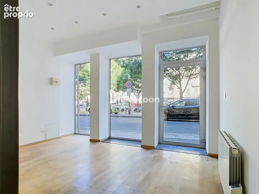 PLACE SAINT LOUIS Local commercial - 60 m² - photo 3