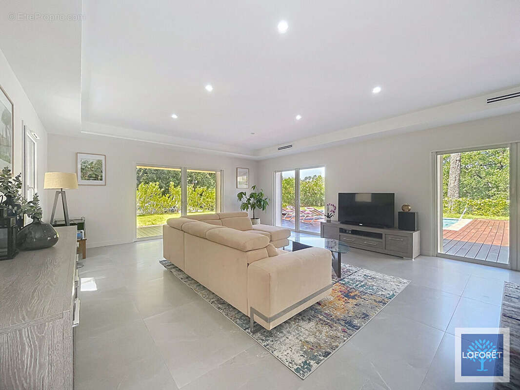 Maison à ROQUEFORT-LES-PINS
