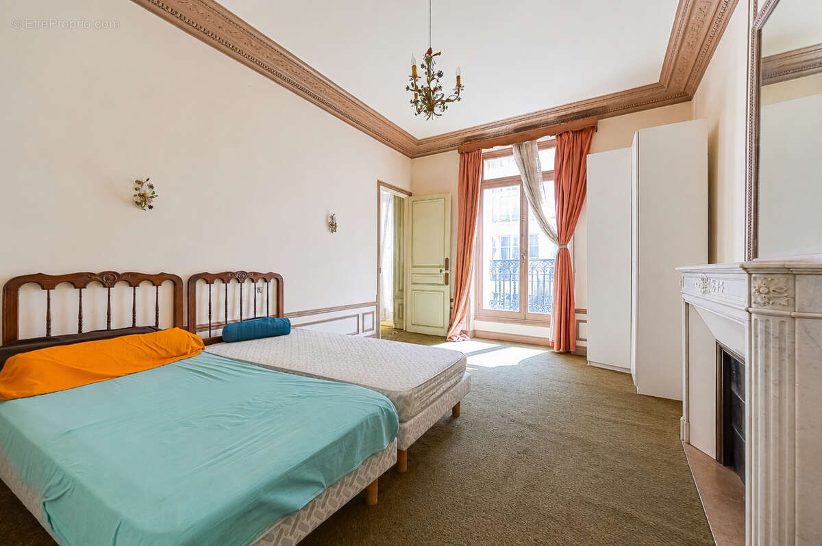 Appartement à PARIS-8E