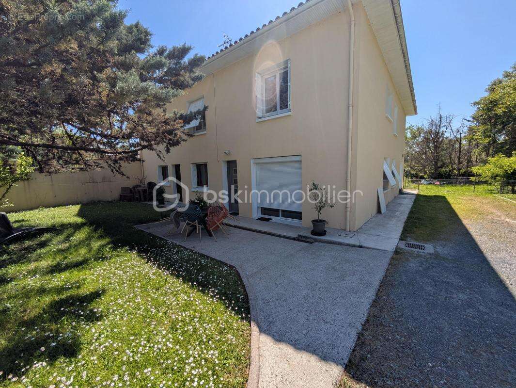 Maison à VIC-FEZENSAC