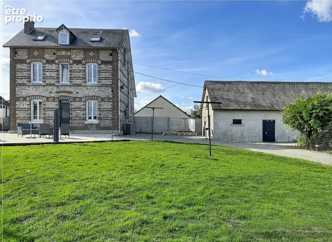 Maison de caractère avec dépendances et terrain à bâtir - photo 1