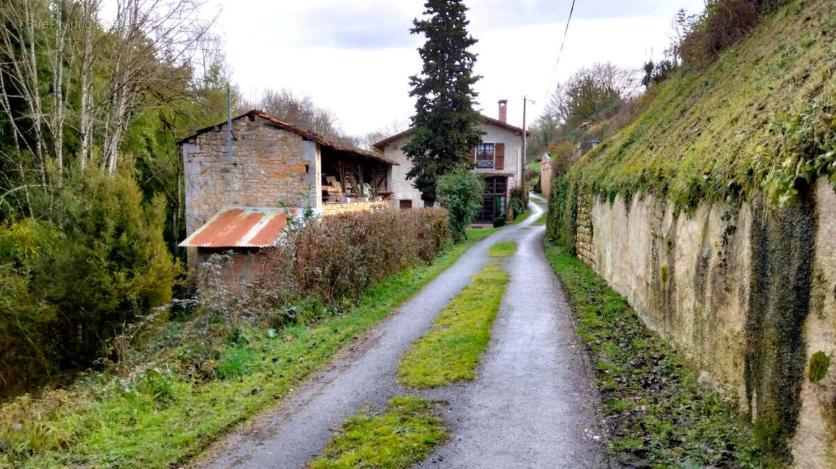 OVERVIEW - Maison à CHASSENEUIL-SUR-BONNIEURE