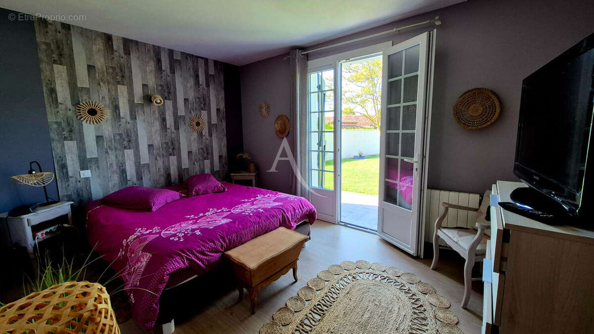Ensemble immobilier composé de deux maisons sur terrain clos. - photo 18