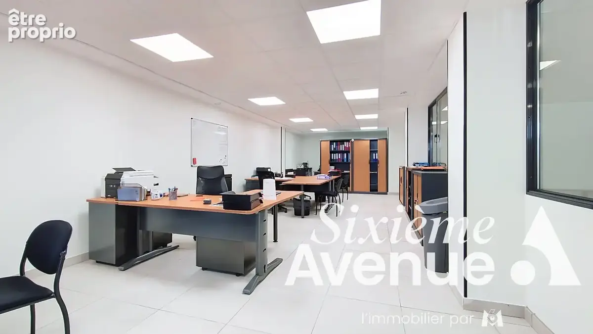 Local commercial Saint Priest 538 m2 - photo 12