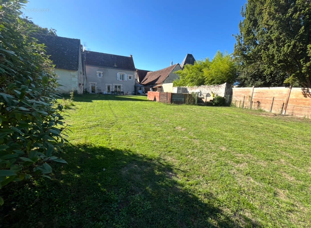 Maison à AZAY-LE-FERRON