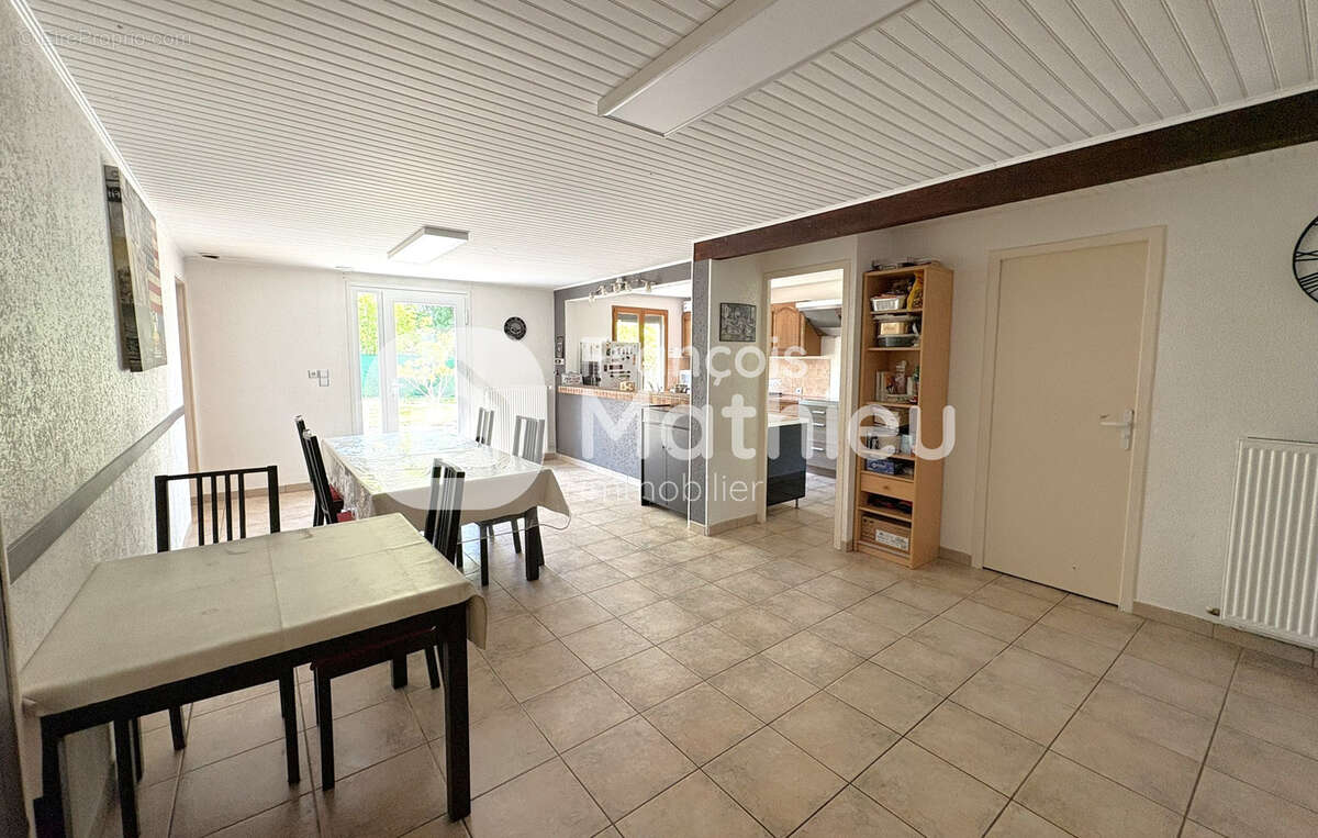 LE PLANTAY - Grande maison 4 chambres et bureau avec grand garage sur 696 m2 de terrain - photo 5